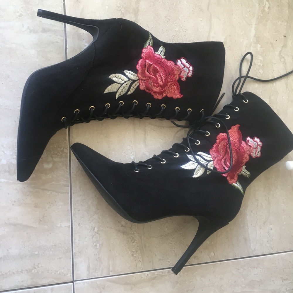 Wild diva laceup black booties with rose sz 9